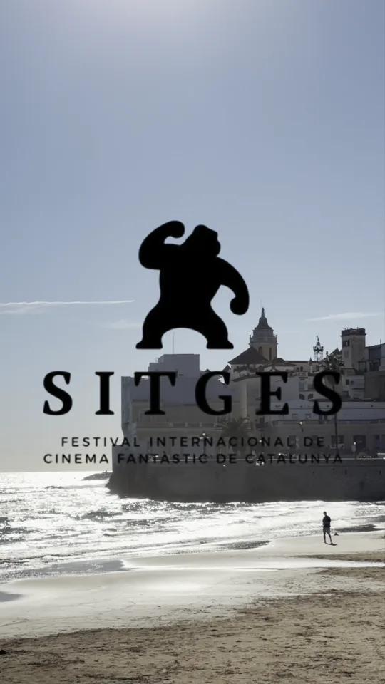Festival banner over Platja de la Fribuera