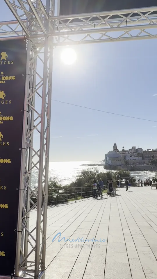 Boardwalk to Sant Bartomeu, sun overhead