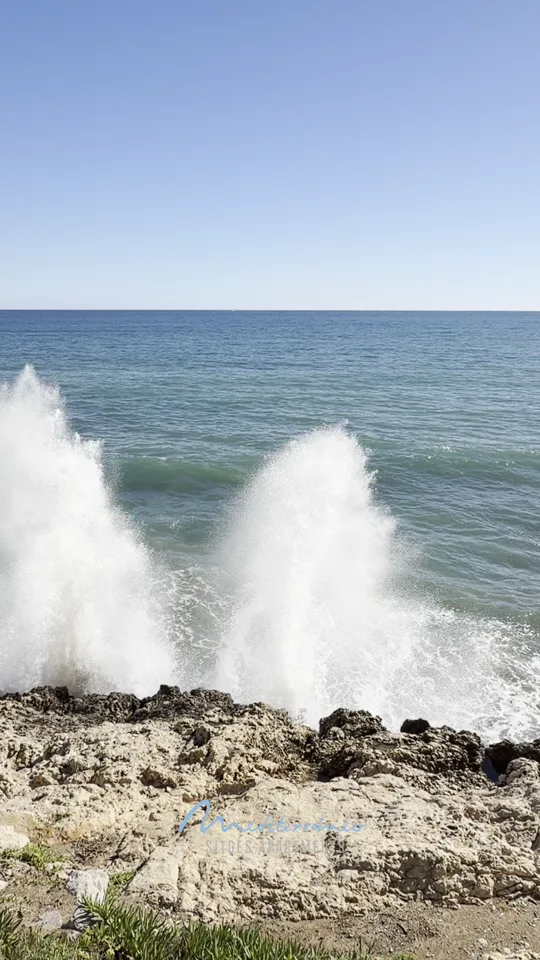 Wave bursting on the rocks