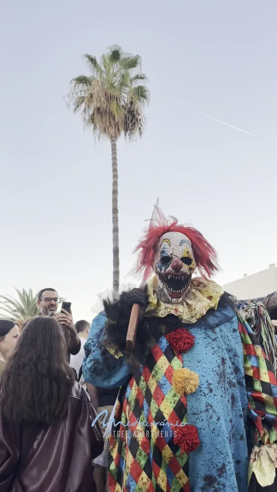 Clown under the palm trees